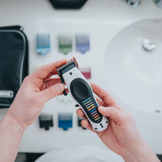 Wahl Color Pro - Kit avec ou sans fil pour coupe de cheveux et barbe, avec 12 peignes de coupe